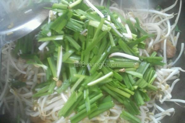 绿豆芽炒韭菜的做法图解5