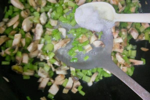 西芹口蘑炒米饭的做法图解4