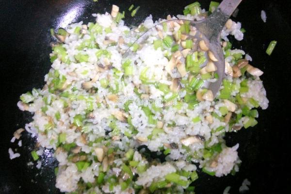 西芹口蘑炒米饭的做法图解8