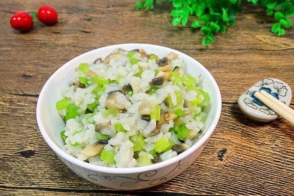西芹口蘑炒米饭的做法图解9