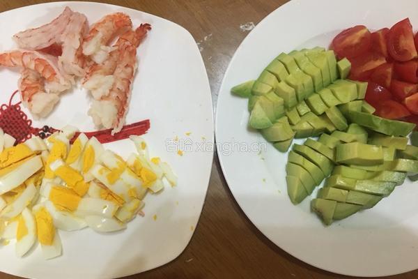 牛油果鲜虾鸡蛋沙拉的做法图解3