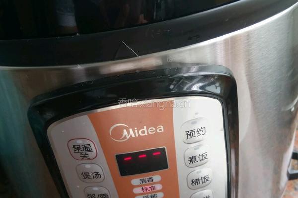 电压力锅煲龙骨莲藕玉米汤的做法图解4