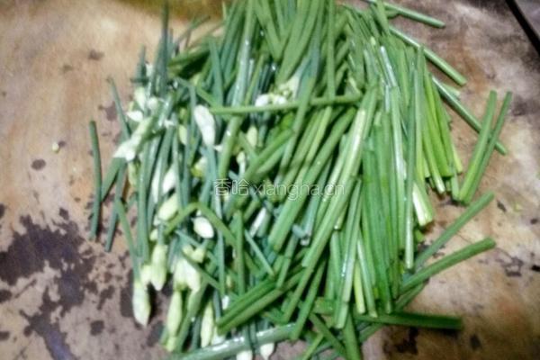 韭菜花炒肉片的做法图解1