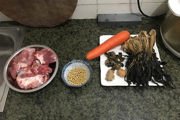 蚝䜴菜干筒骨汤的做法图解1