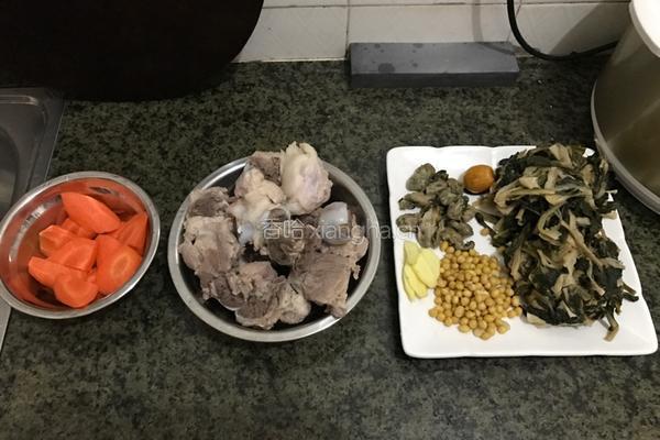 蚝䜴菜干筒骨汤的做法图解3