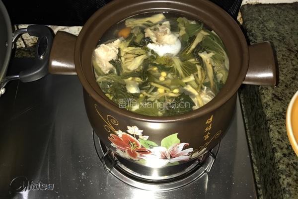蚝䜴菜干筒骨汤的做法图解4