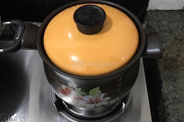 蚝䜴菜干筒骨汤的做法图解5