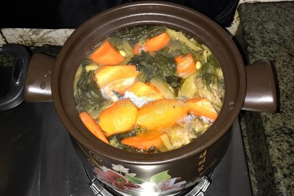 蚝䜴菜干筒骨汤的做法图解7