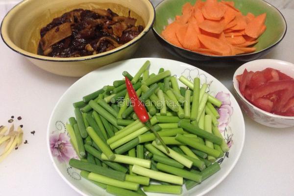五花肉炒蒜薹的做法图解3