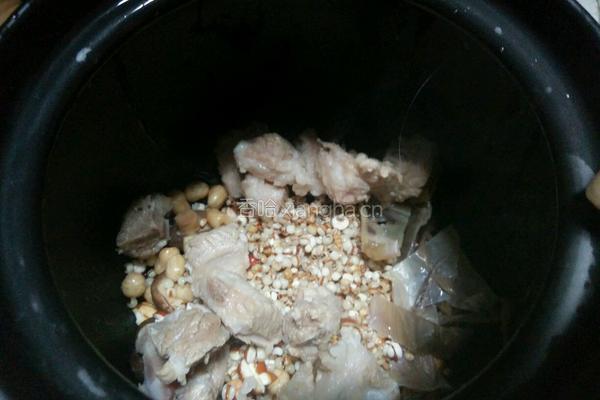 薏米香菇排骨汤的做法图解4