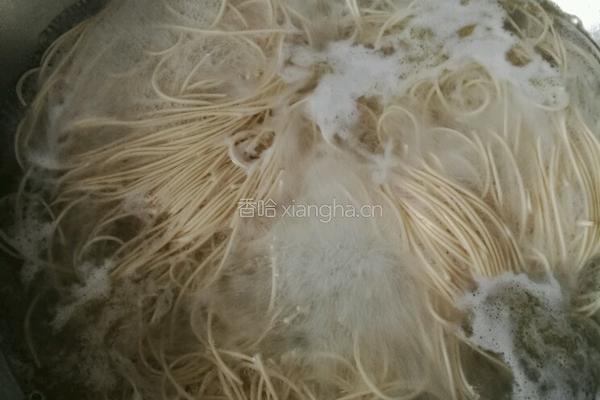 香辣牛肉炸酱面的做法图解3
