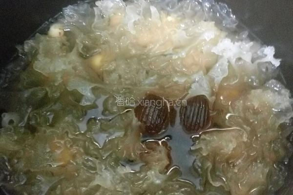冰糖莲子银耳汤的做法图解4