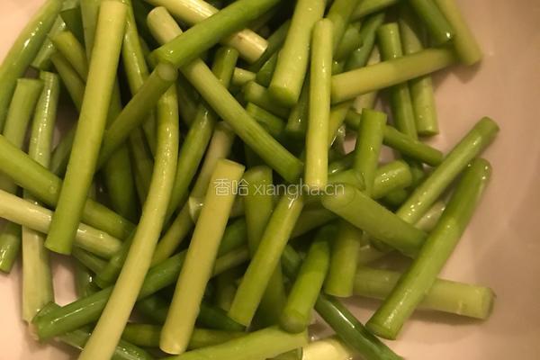 蒜苔炒腊肠的做法图解1