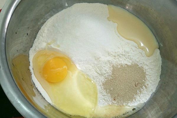 豆沙面包的做法图解1