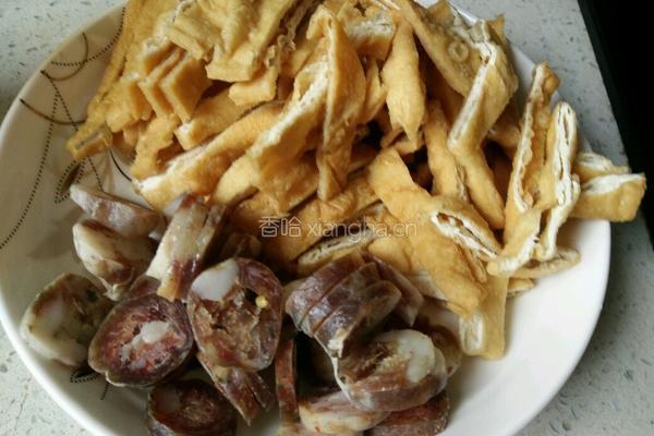 腊肠炒炸豆腐的做法图解1