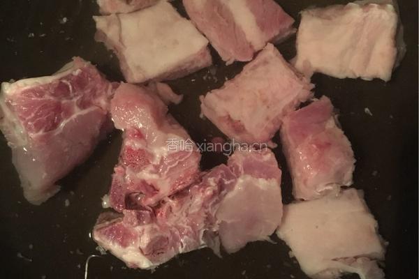 土豆烧排骨的做法图解1