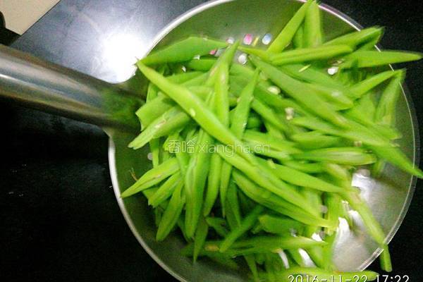 干炸豆角的做法图解4