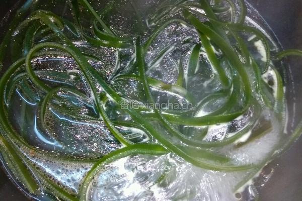 海带豆腐鸡蛋面的做法图解1