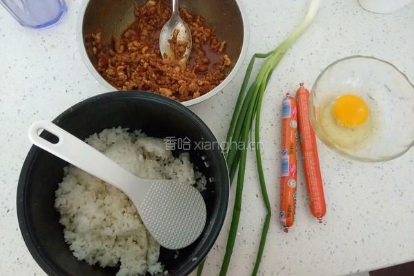 葱花蛋包炒饭的做法图解1
