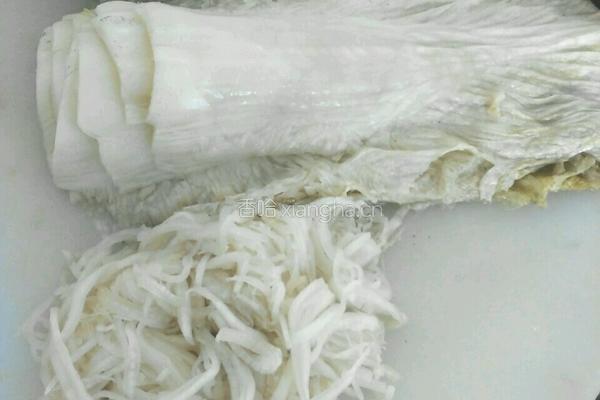排骨炖酸菜的做法图解1