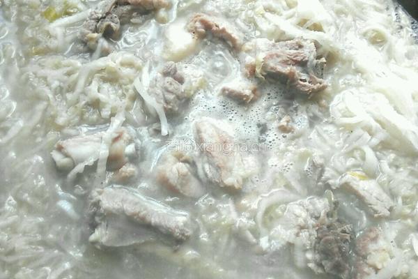 排骨炖酸菜的做法图解5
