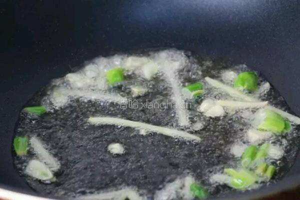 蒜黄鸡蛋炒黑木耳的做法图解4