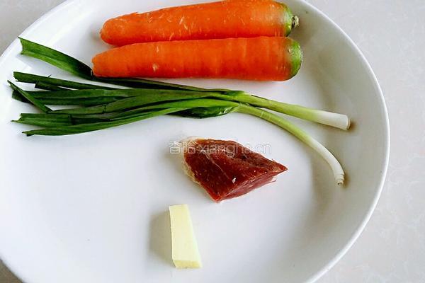 胡萝卜炒腊肉的做法图解1