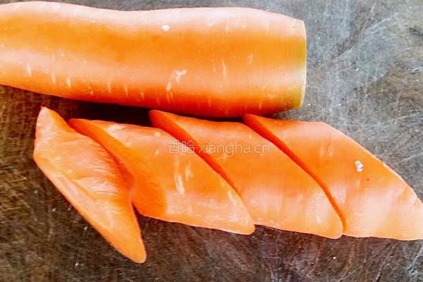 胡萝卜炒腊肉的做法图解2