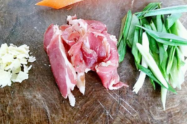 胡萝卜炒腊肉的做法图解4