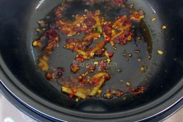 胡萝卜豆饼炒肉的做法图解2