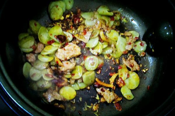 胡萝卜豆饼炒肉的做法图解4