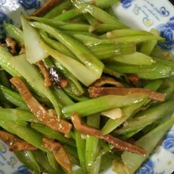 西芹炒鱿鱼干的做法[图]