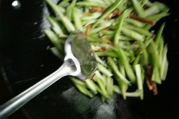 西芹炒鱿鱼干的做法图解4