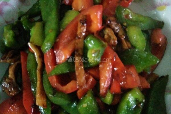 青红椒炒鱿鱼干的做法图解7