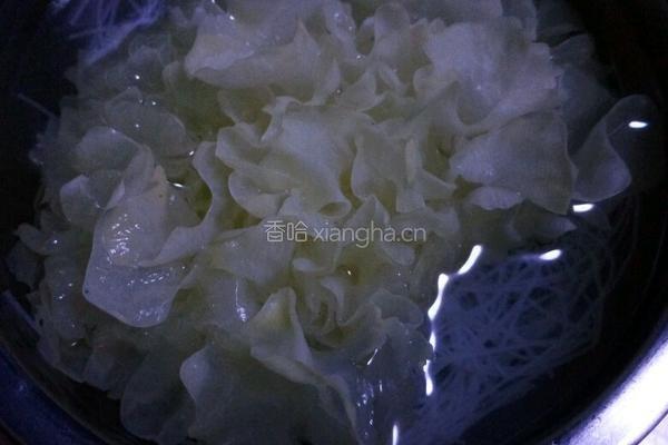 蒜泥胡萝卜银耳的做法图解3