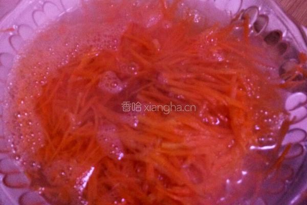 蒜泥胡萝卜银耳的做法图解4