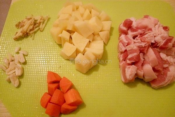 猪肉炒土豆的做法图解1