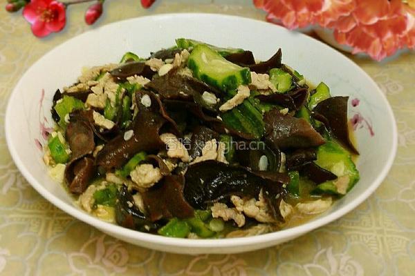 胜瓜木耳炒肉丝
