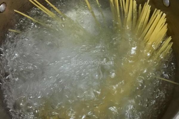 中式火腿蔬菜炒意面的做法图解3