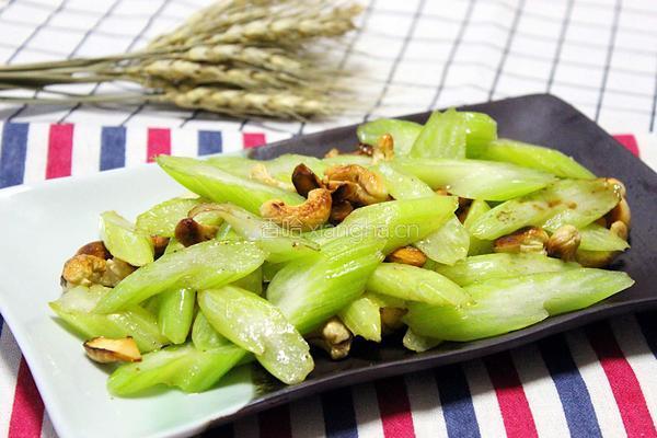 西芹炒腰果的做法图解5