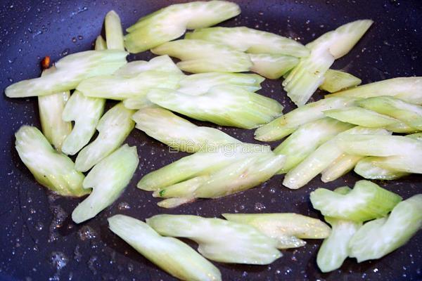 西芹炒腰果的做法图解3