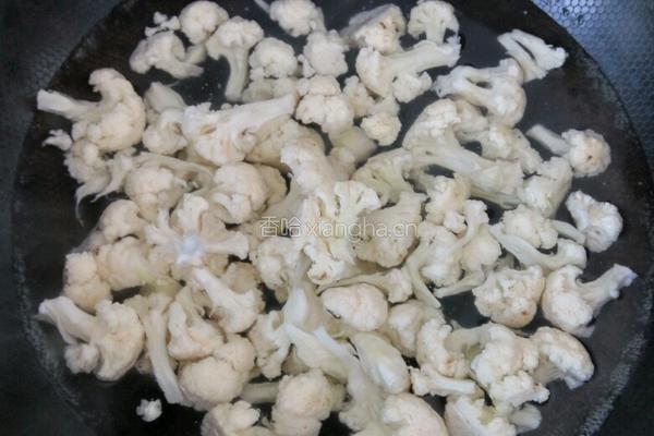 西红柿炒菜花的做法图解2
