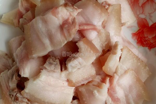 胡萝卜五花肉的做法图解1