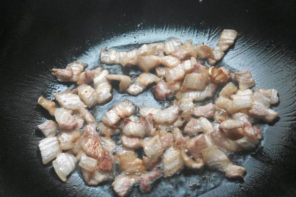 五花肉炒菜椒的做法图解1