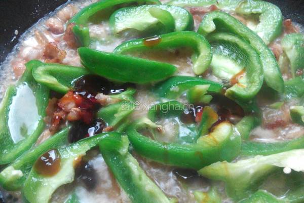 五花肉炒菜椒的做法图解3