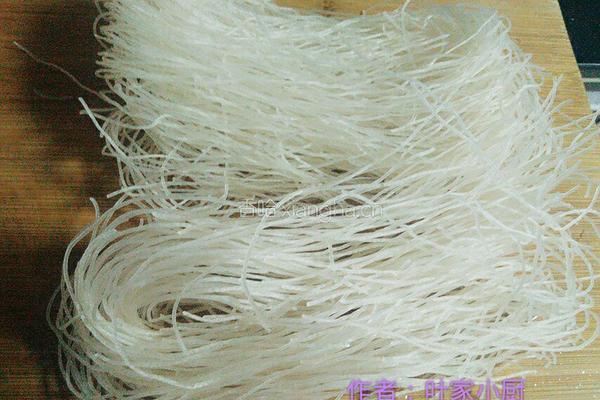 汆汤米粉的做法图解1