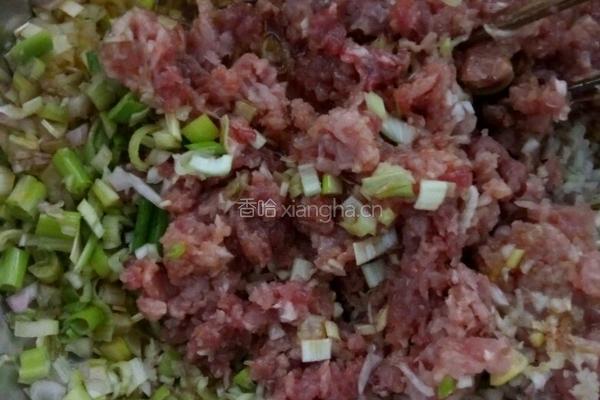 酸菜猪肉饺子的做法图解1