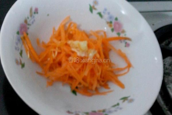 胡萝卜拌香菜的做法图解1
