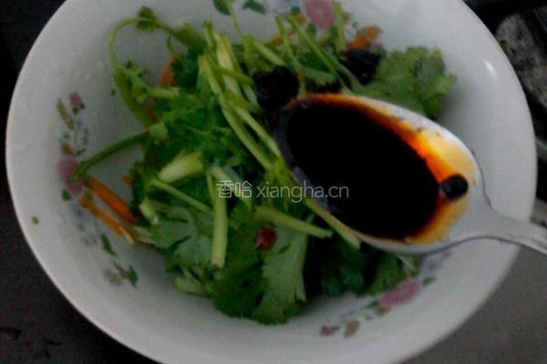胡萝卜拌香菜的做法图解5
