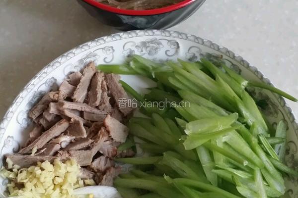 芹菜肉丝炒粉条的做法图解2